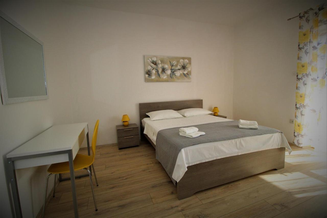 Apartments And Rooms With Parking Space Pag - 13060 Pag Town Exterior foto